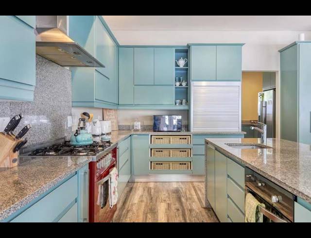 6 BEDROOM HOUSE FOR SALE IN CONSTANTIA